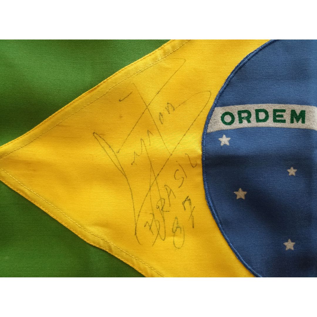 Bandeira do Brasil assinada por Ayrton Senna (1987) Autógrafos e dedicatórias Com certificado de autenticidade e garantia