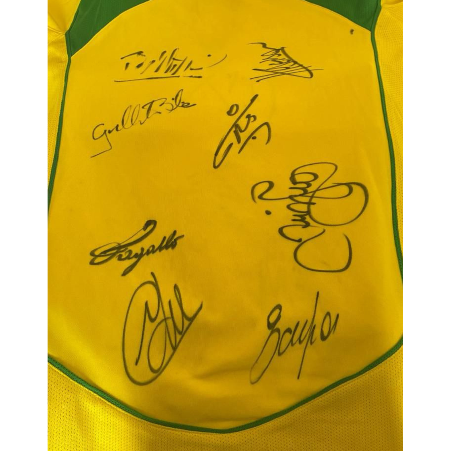 Camisa da Seleção Brasileira assinada por Ronaldo, Ronaldinho e outros (2004)