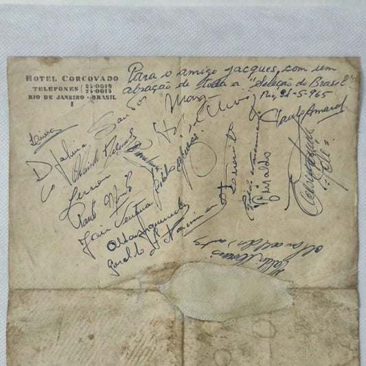 Folha de papel timbrado de hotel autografada pela Seleção Brasileira (1965) Autógrafos e dedicatórias Com certificado de autenticidade e garantia 