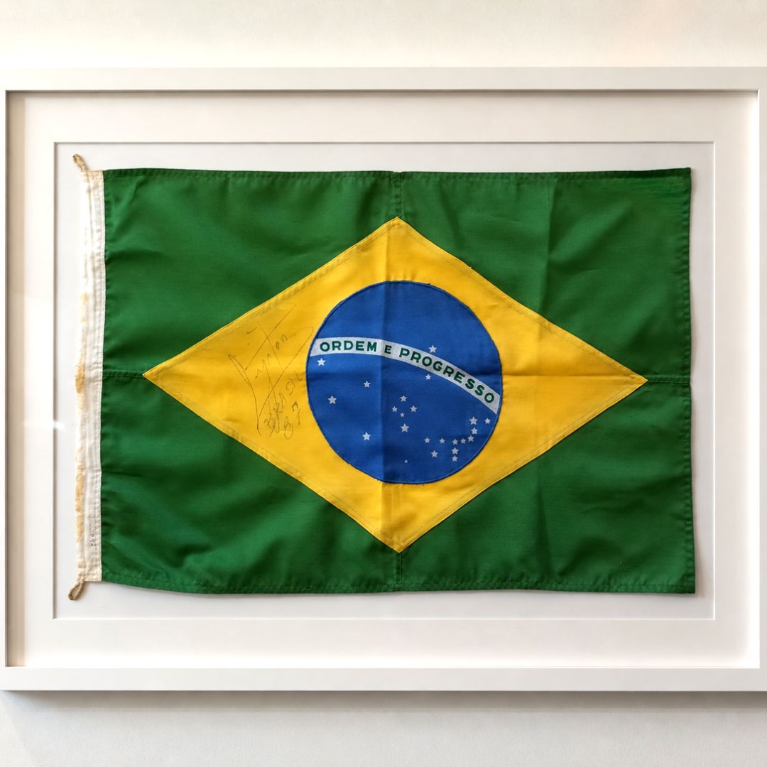 Bandeira do Brasil assinada por Ayrton Senna (1987) Autógrafos e dedicatórias Com certificado de autenticidade e garantia 