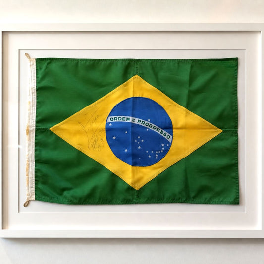 Bandeira do Brasil assinada por Ayrton Senna (1987) Autógrafos e dedicatórias Com certificado de autenticidade e garantia 