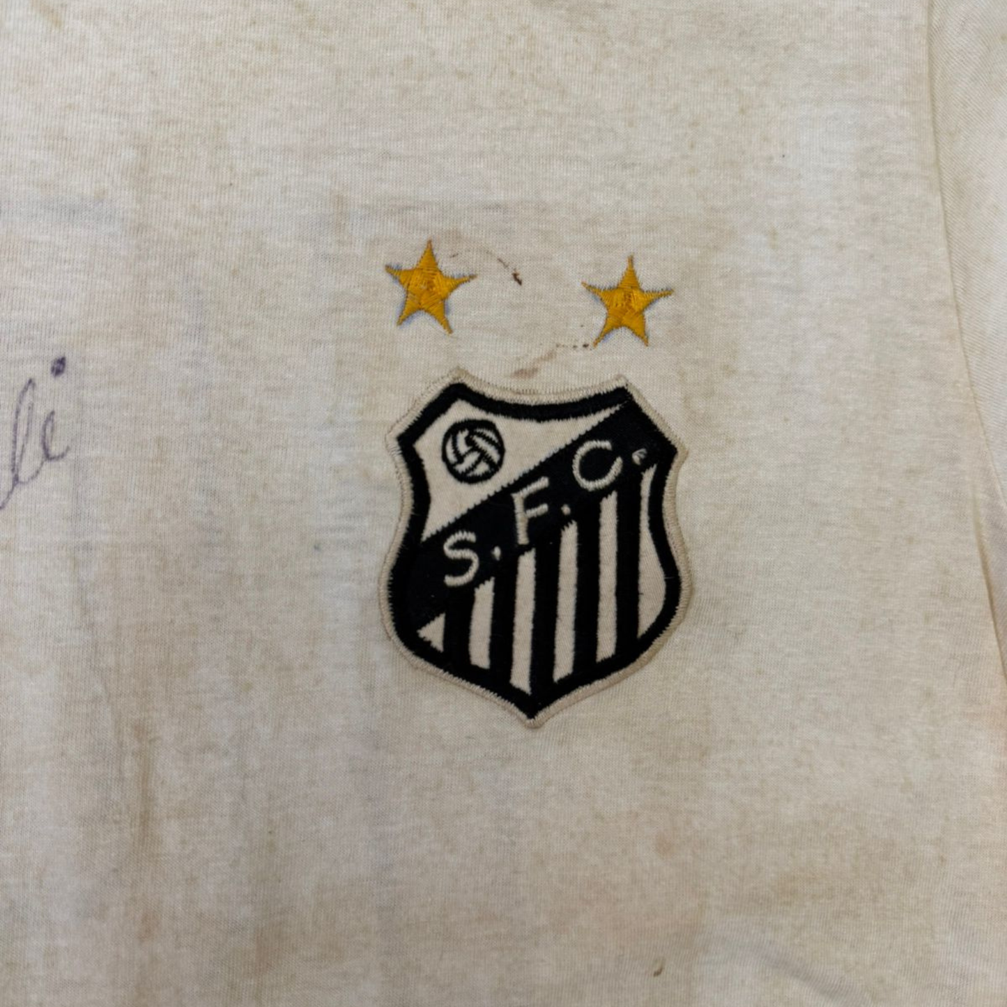 Camisa do Santos Futebol Clube (c. 1975–1985) com dedicatória do Pelé
