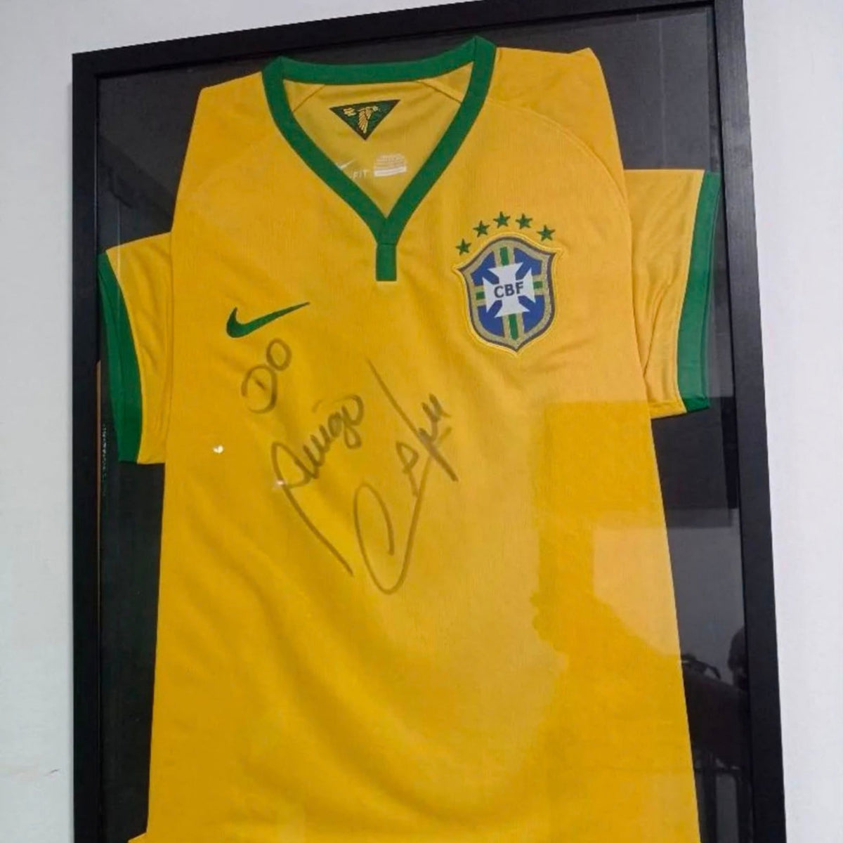 Camisa da Seleção Brasileira assinada por Cafu (2014) Camisas autografadas Com certificado de autenticidade e garantia 