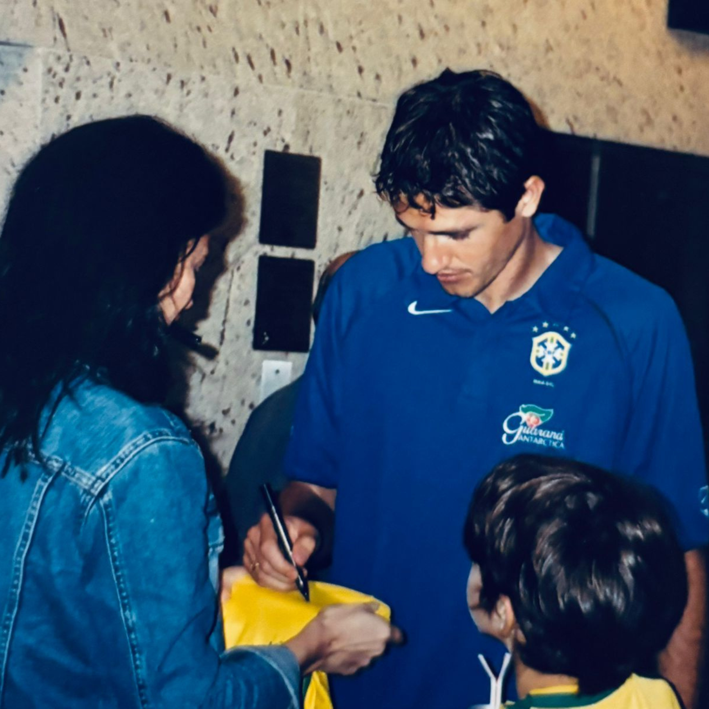 Camisa da Seleção Brasileira assinada por Ronaldo, Ronaldinho e outros (2004)