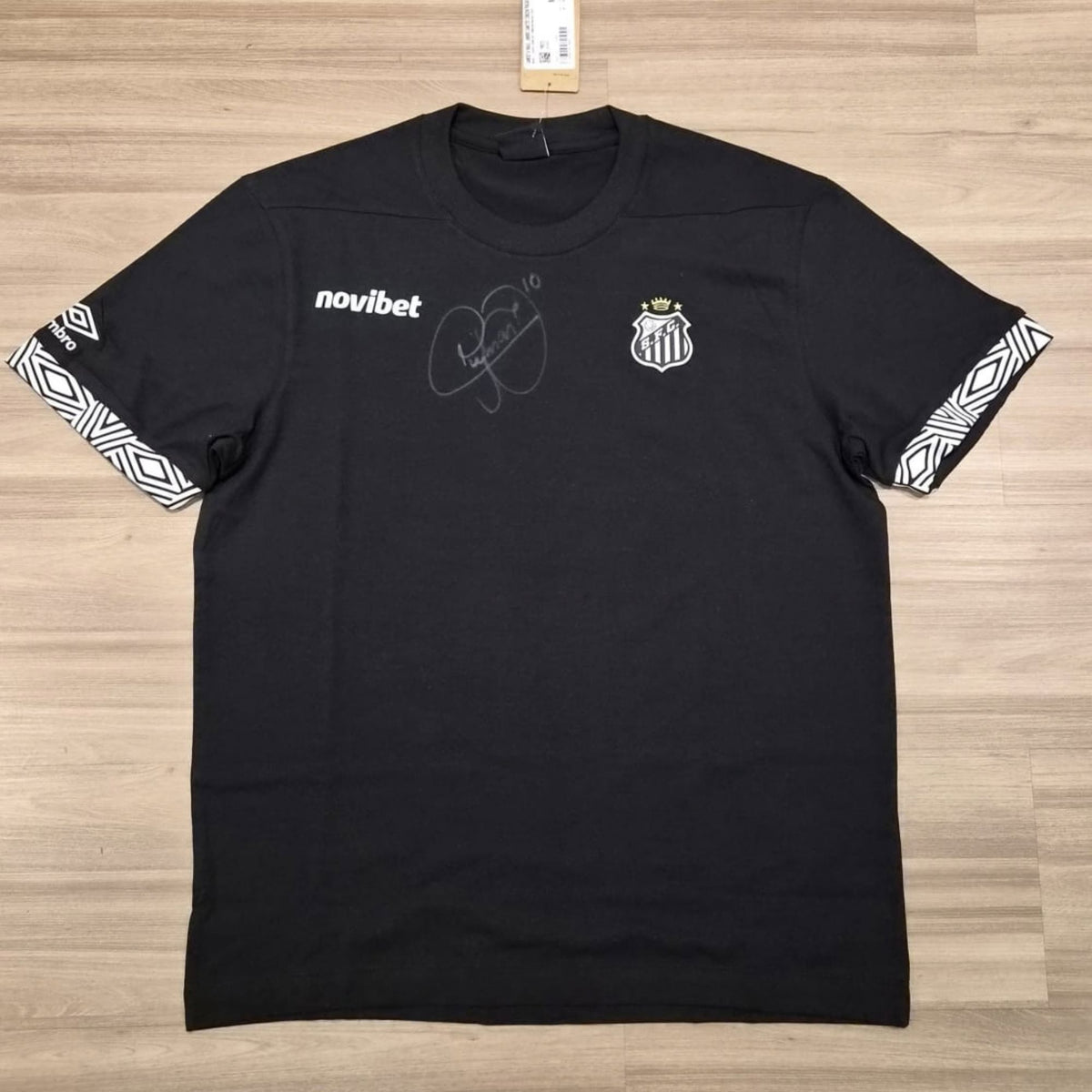 Camiseta casual oficial do Santos Futebol Clube assinada por Neymar Jr. Camisas autografadas Com certificado de autenticidade e garantia 