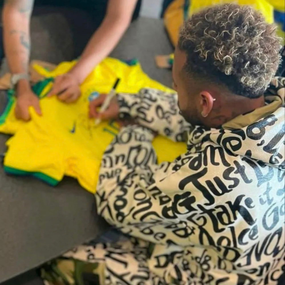 Camisa da Seleção Brasileira autografada por Neymar Jr. (2022) Camisas autografadas Com certificado de autenticidade e garantia 