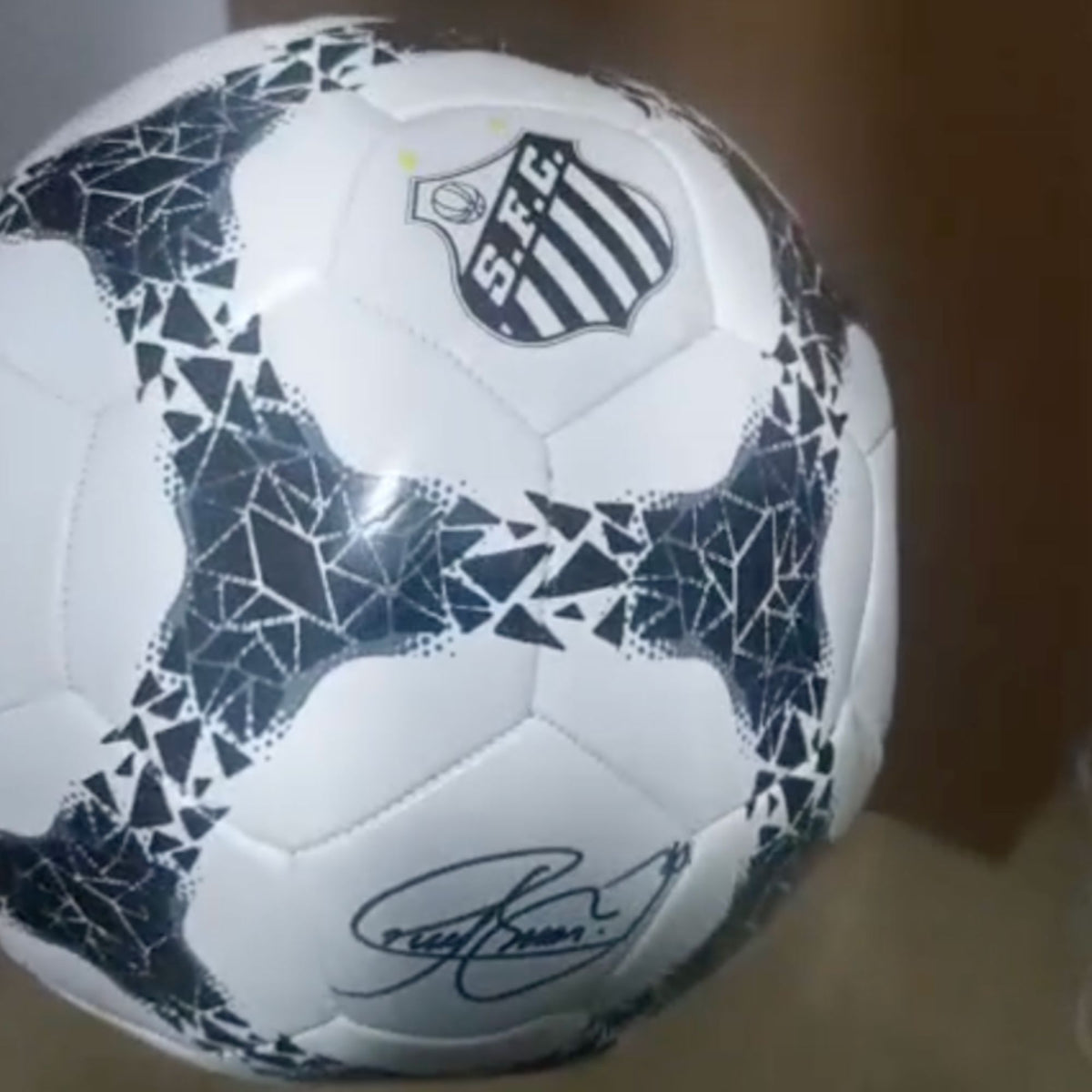 Bola do Santos FC autografada por Neymar Jr. Bolas autografadas Com certificado de autenticidade e garantia 