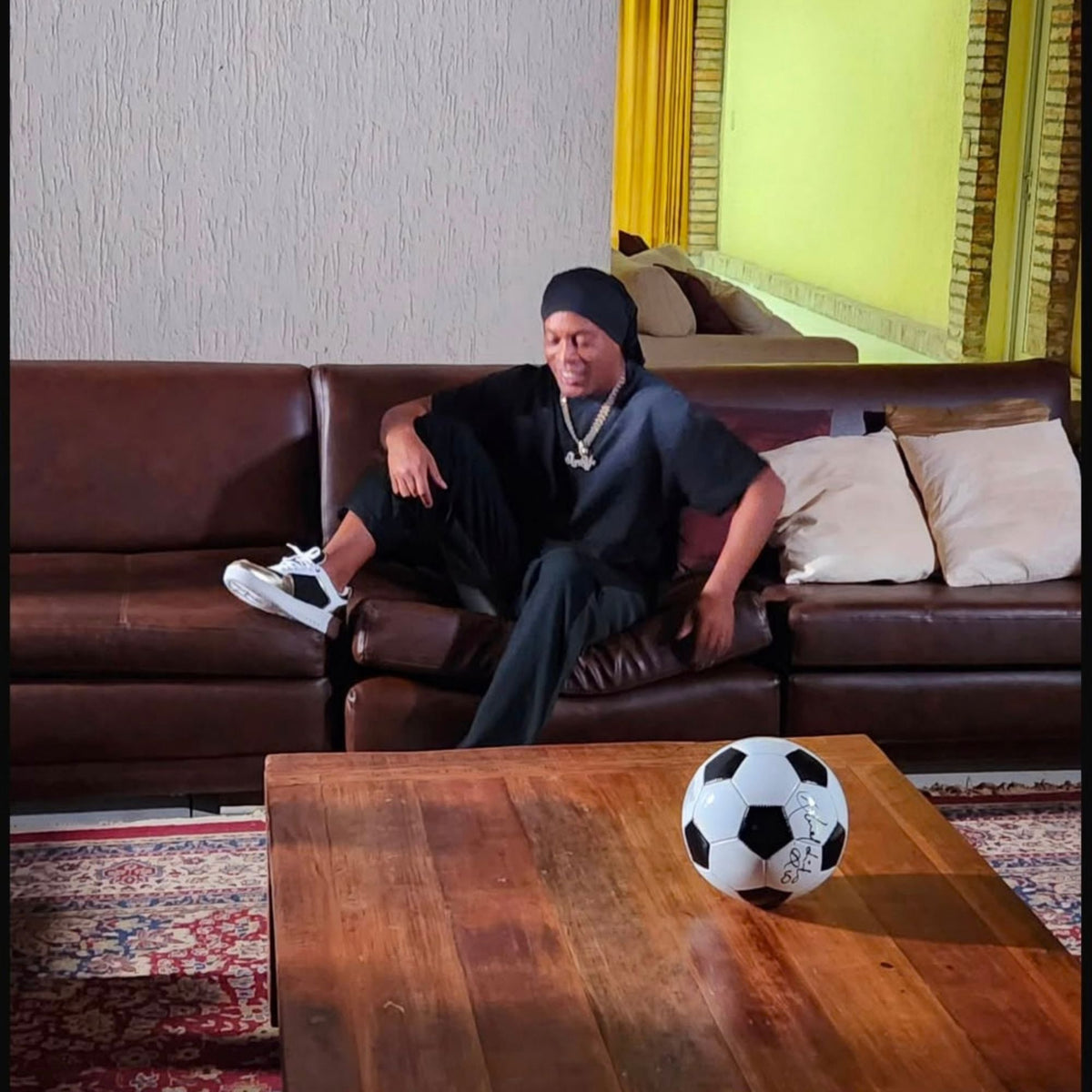 Bola de futebol autografada por Ronaldinho Gaúcho Bolas autografadas Com certificado de autenticidade e garantia 