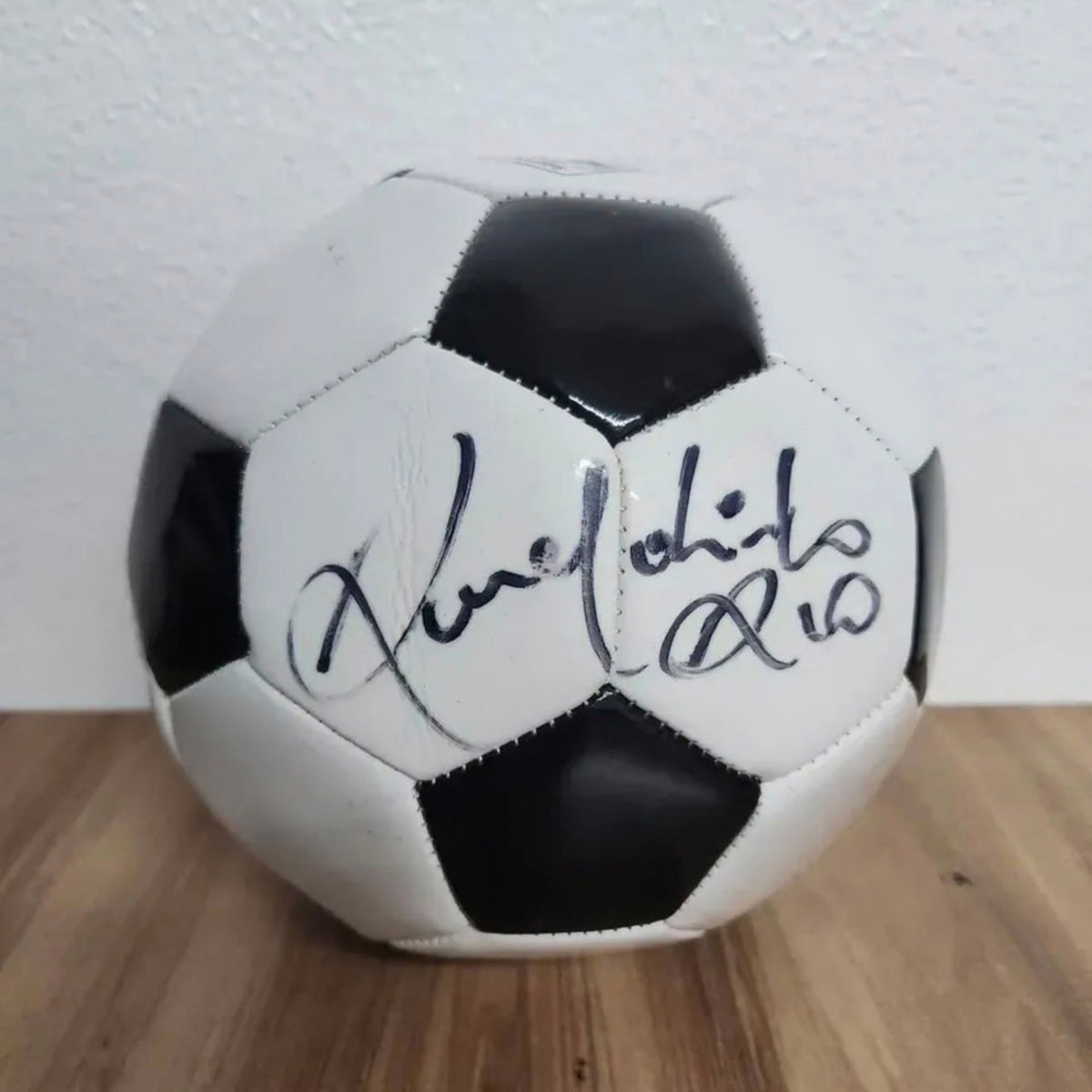 Bola de futebol autografada por Ronaldinho Gaúcho Bolas autografadas Com certificado de autenticidade e garantia 
