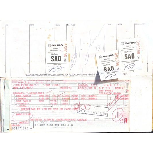 Cartão de embarque da Varig para Londres autografado por Ayrton Senna (1993)
