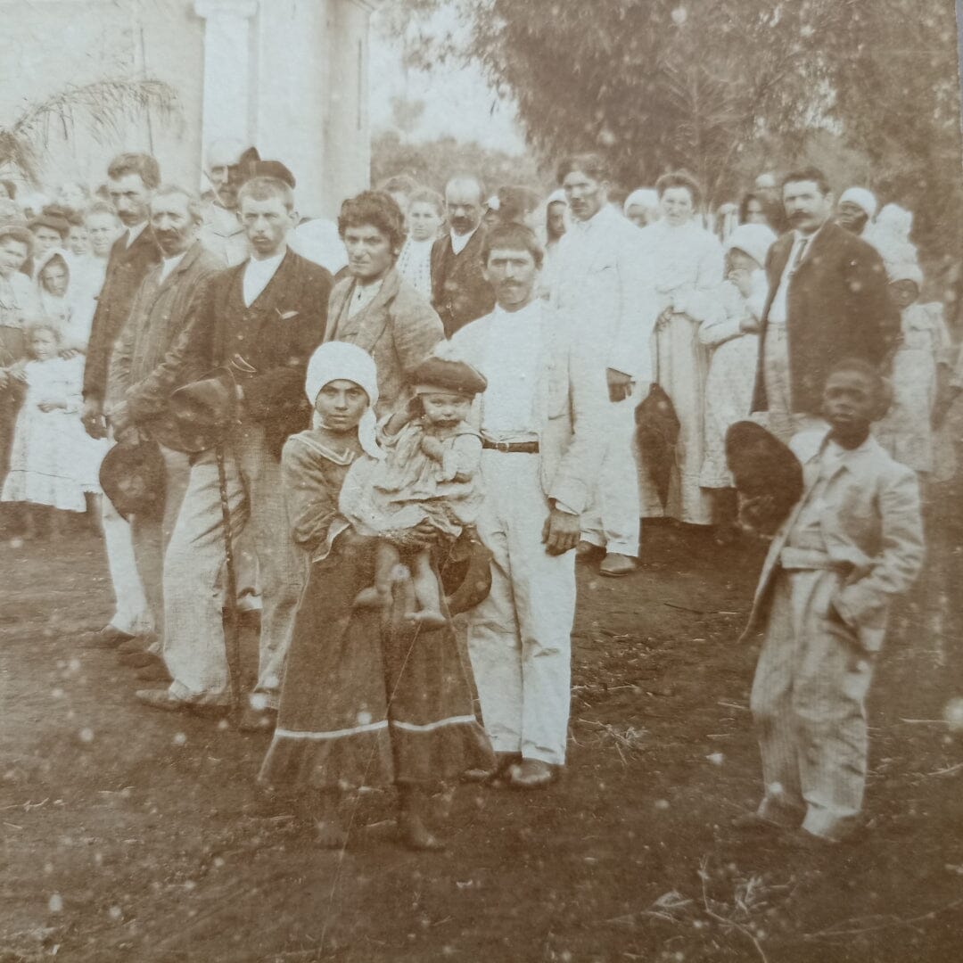 Grande fotografia da fazenda Santa Thereza com imigrantes italianos (1890-1910) Fotografias Com certificado de autenticidade e garantia 