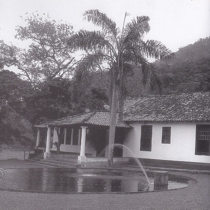 Livro com uma longa e enigmática dedicatória de Oscar Niemeyer (2004–2012) Autógrafos e dedicatórias Com certificado de autenticidade e garantia 